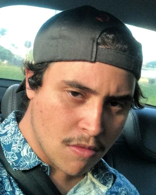 Lucas Henrique Rocha Froes, de boné, em retrato dentro de um carro